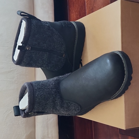 UGG Bayson II Boots Size 4 Youth - Picture 5 of 6